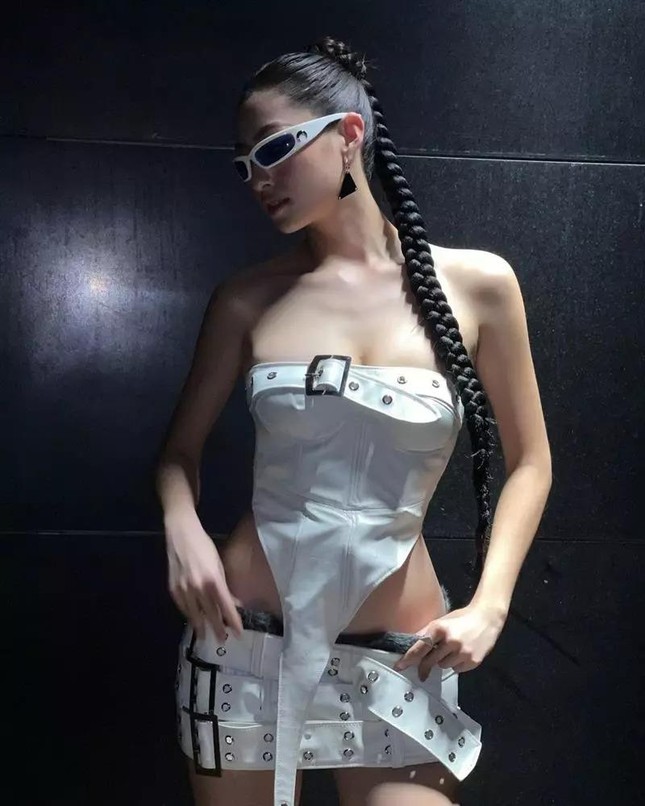 Hoa hậu Lương Thùy Linh táo bạo với mốt áo dáng quây kết hợp với chân váy cạp trễ.