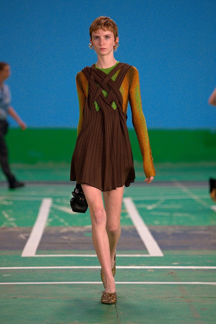 Váy ngắn mô tả chùm dây nối, kết hợp áo thun màu nhiệt điện tử của Y/Project. (Ảnh: Y/Project).