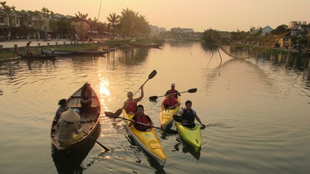 Kayak Tours vớt rác trên sông ở Hội An (Ảnh: Internet).