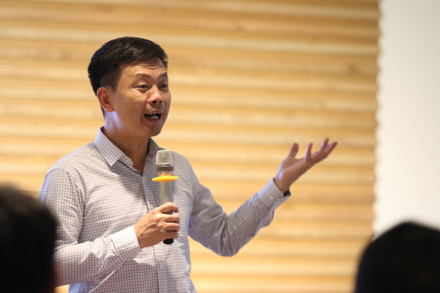 Khi được hỏi chuyện công việc CEO FPT Software cười, “Tôi chỉ yêu một người, lấy luôn ‘người ấy’ và sống đến giờ”.