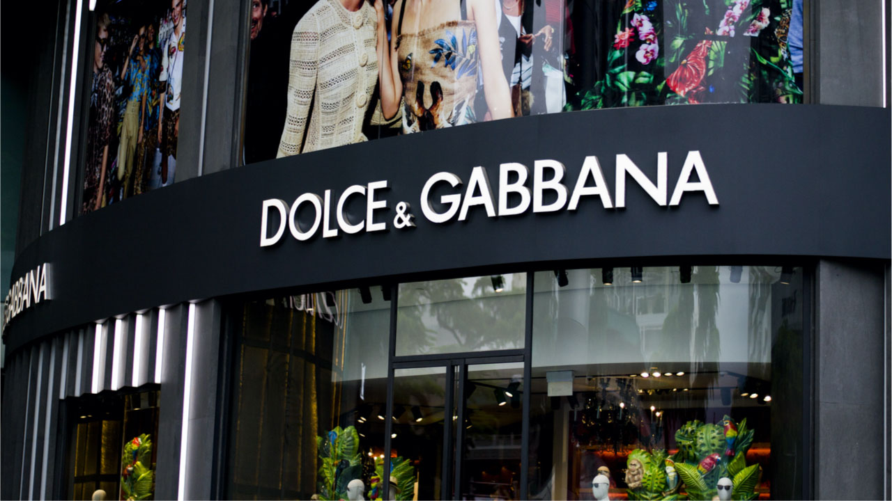 Dolce & Gabbana bán Bộ sưu tập NFT với giá 5,7 triệu đô la. Lần bán token không thể thay thế (NFT) đầu tiên của Dolce và Gabbana.