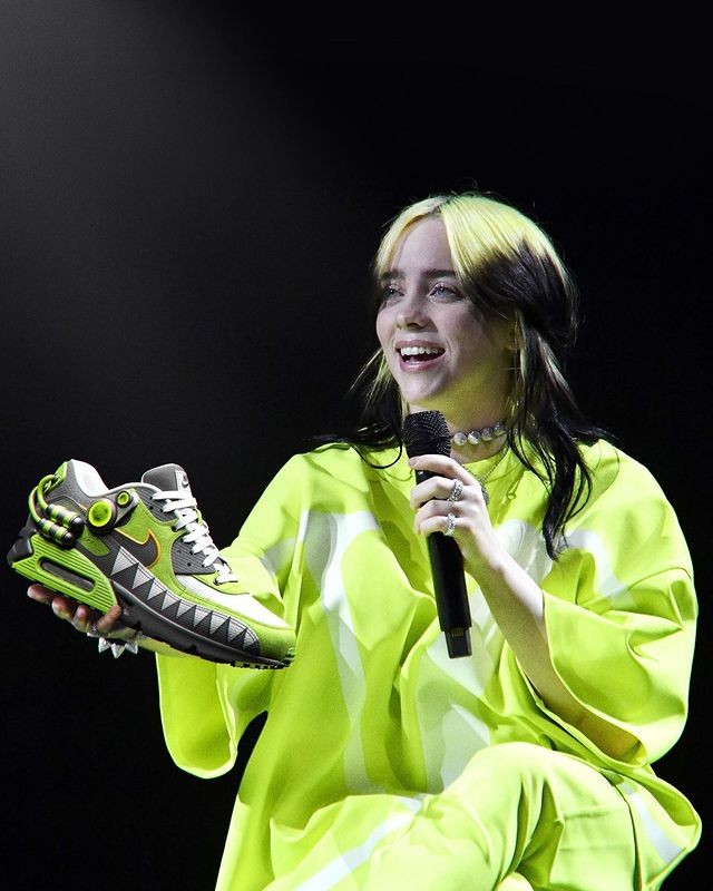 Billie Eilish cùng đôi Air max 90 phiên bản “custom ảo” do RTFKT thực hiện. (Ảnh: RTFKT studio).