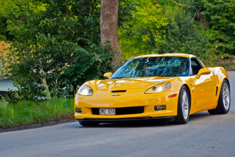 Chevrolet Corvette Z06 kiểu dáng thể thao mạnh mẽ.