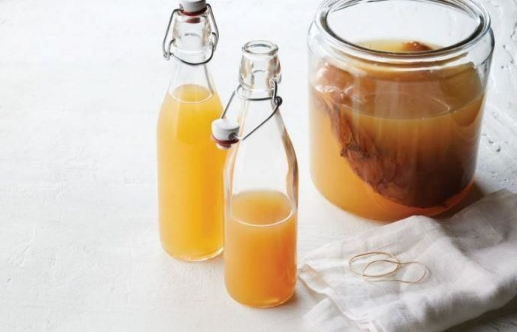 Trà Kombucha là một loại đồ uống hơi ngọt, hơi chua.