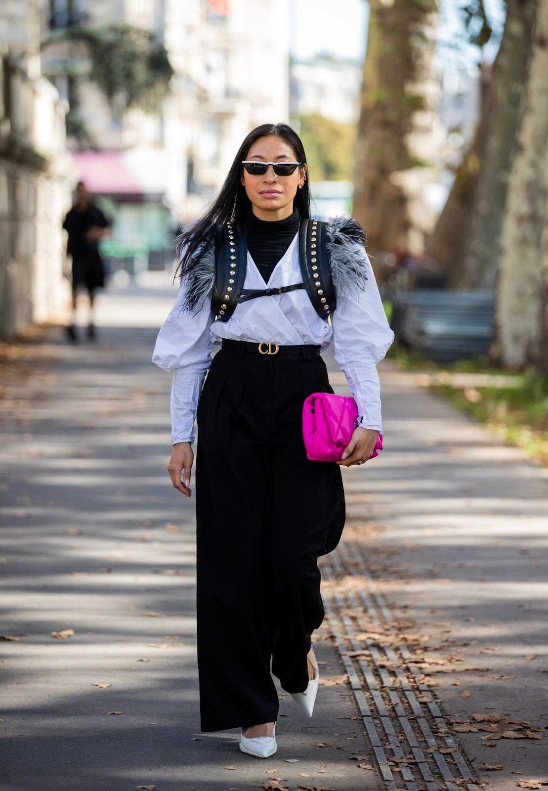 Sơ mi kết hợp cùng phần vai đính gai là sự kết hài hòa giữa cá tính và sự thanh lịch.