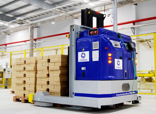 Tại nhà máy có các robot LGV vận hành tự động sẽ chuyển pallet thành phẩm đến khu vực kho thông minh (Ảnh: Internet). 