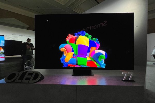 Chiếc Tivi QD-OLED 77 inch của Samsung được giới thiệu tại CES 2023.