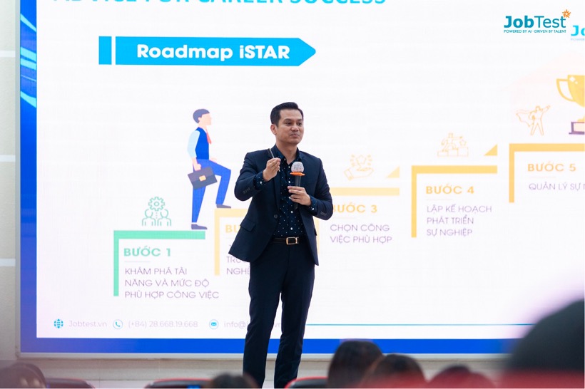 Ông Nguyễn Công Thủy - CEO JobTest chia sẻ trong một sự kiện.