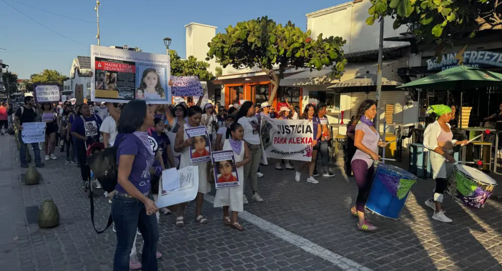 Puerto Vallarta se tiñe de morado en marcha por el Día de la Mujer