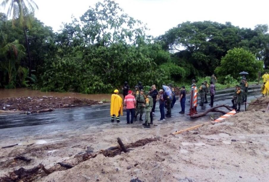 Gente inspeccionando afectaciones por lluvia