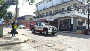 Policías en Puerto Vallarta