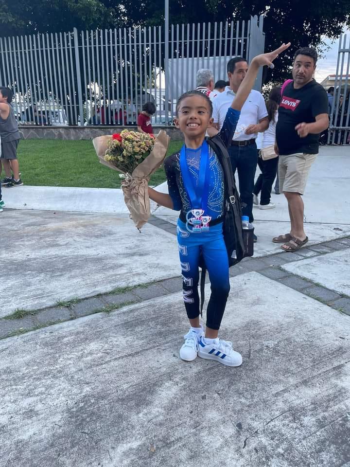 Pequeña gimnasta con medallas