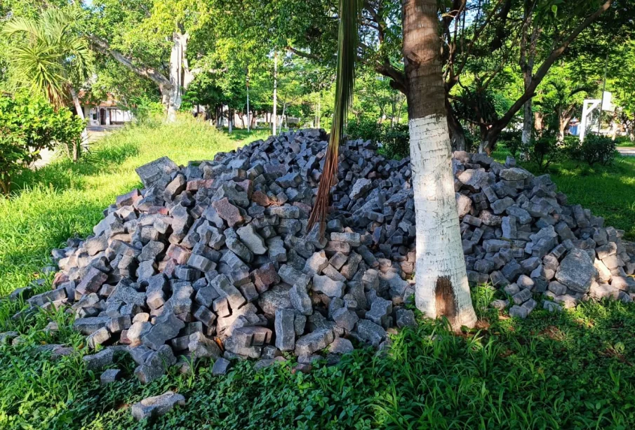 Pedazos de concreto en parque Los Pájaros