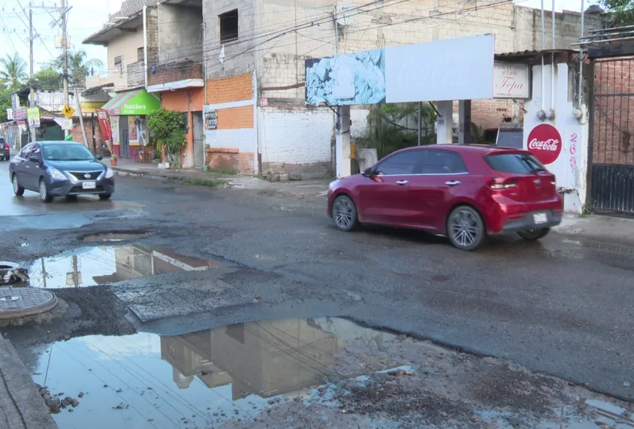 Carros circulando en avenida Politécnico Nacional llena de baches