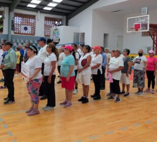 Adultos mayores celebrando en el DIF.