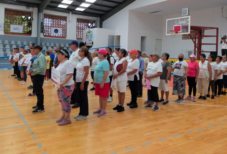 Adultos mayores celebrando en el DIF.