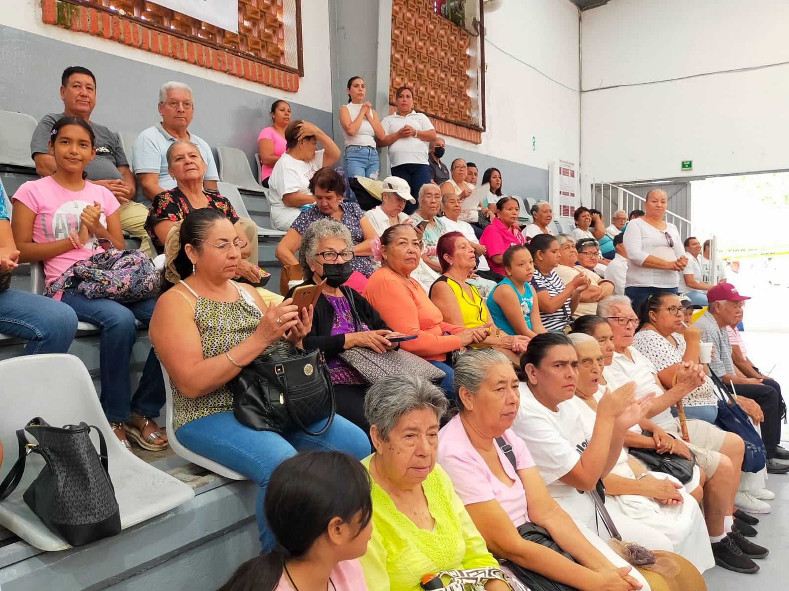 Adultos mayores en las instalaciones del DIF celebrando su día.