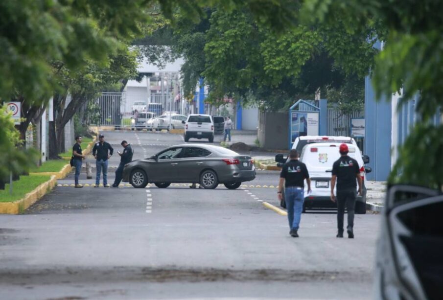 Agentes ministeriales afuera de la UAN en Tepic