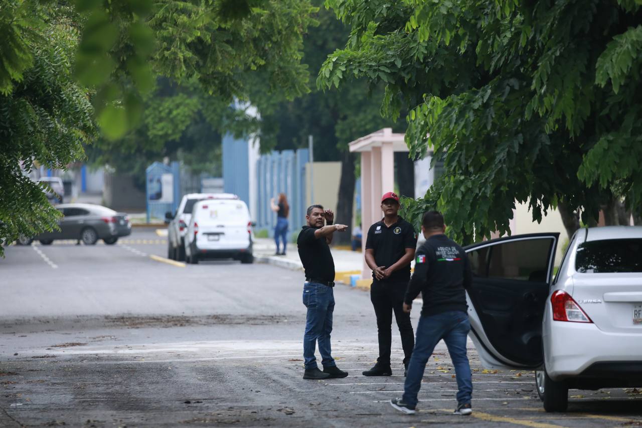 Agentes ministeriales saliendo de vehículos en la entrada de la UAN en Tepic