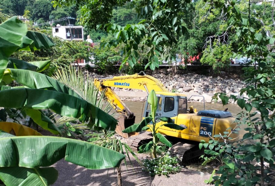 Maquinaria en el Río Cuale