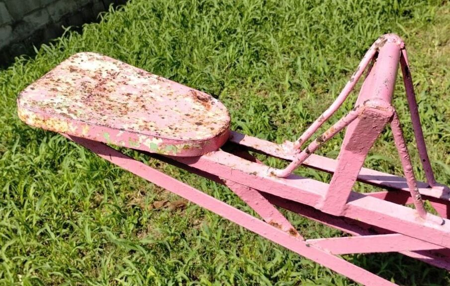 Asiento de subibaja oxidado