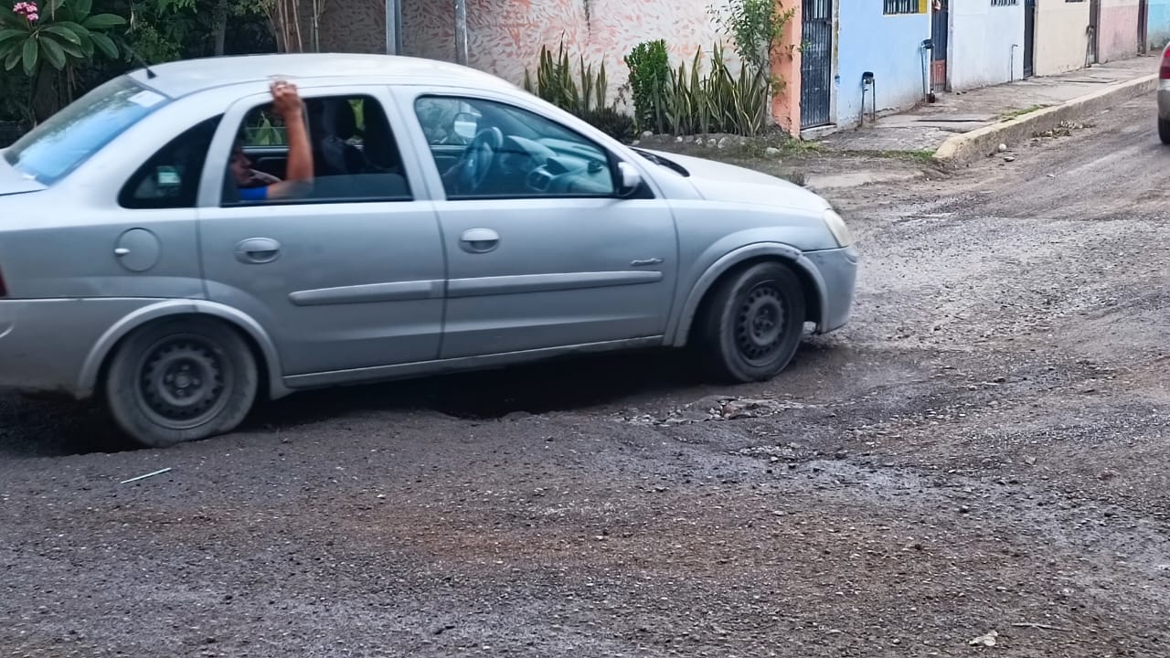 Automóvil circulando sobre camino de terracería en la zona urbana de Bahía de Banderas