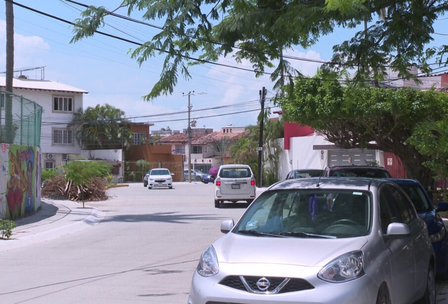 Automóviles en zona anárquica en la colonia Palmar de Aramara.