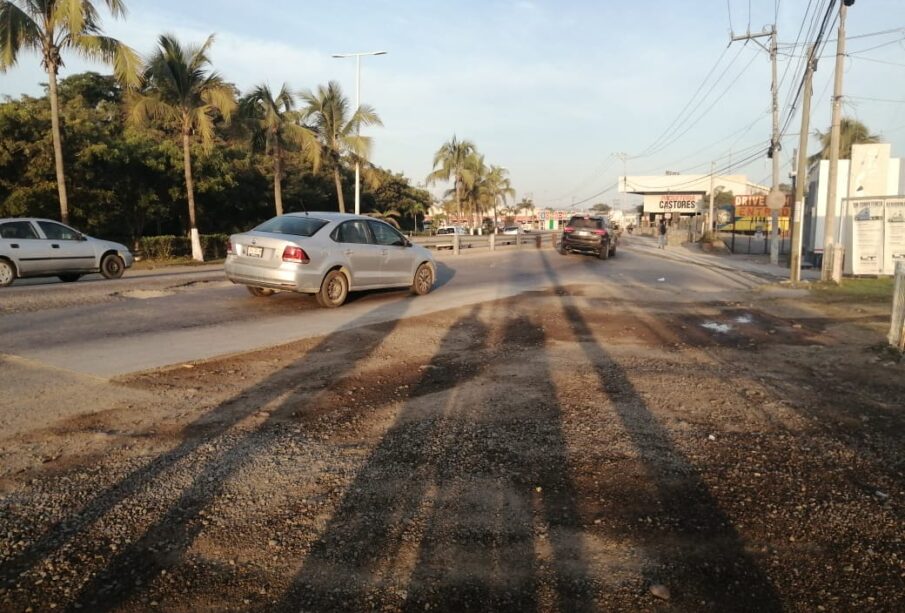 Avenida sin pavimentar, llena de tierra en Puerto Vallarta