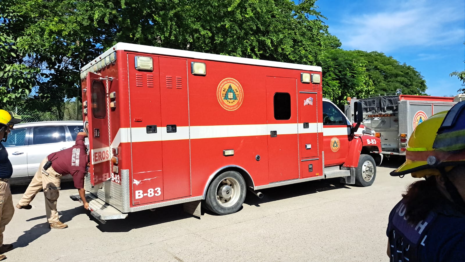 Ambulancia de Bomberos y Protección Civil en la Laguna del Coapinole.