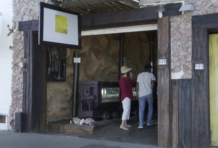 Muchos turistas buscan la joyería, la playa y el oro.