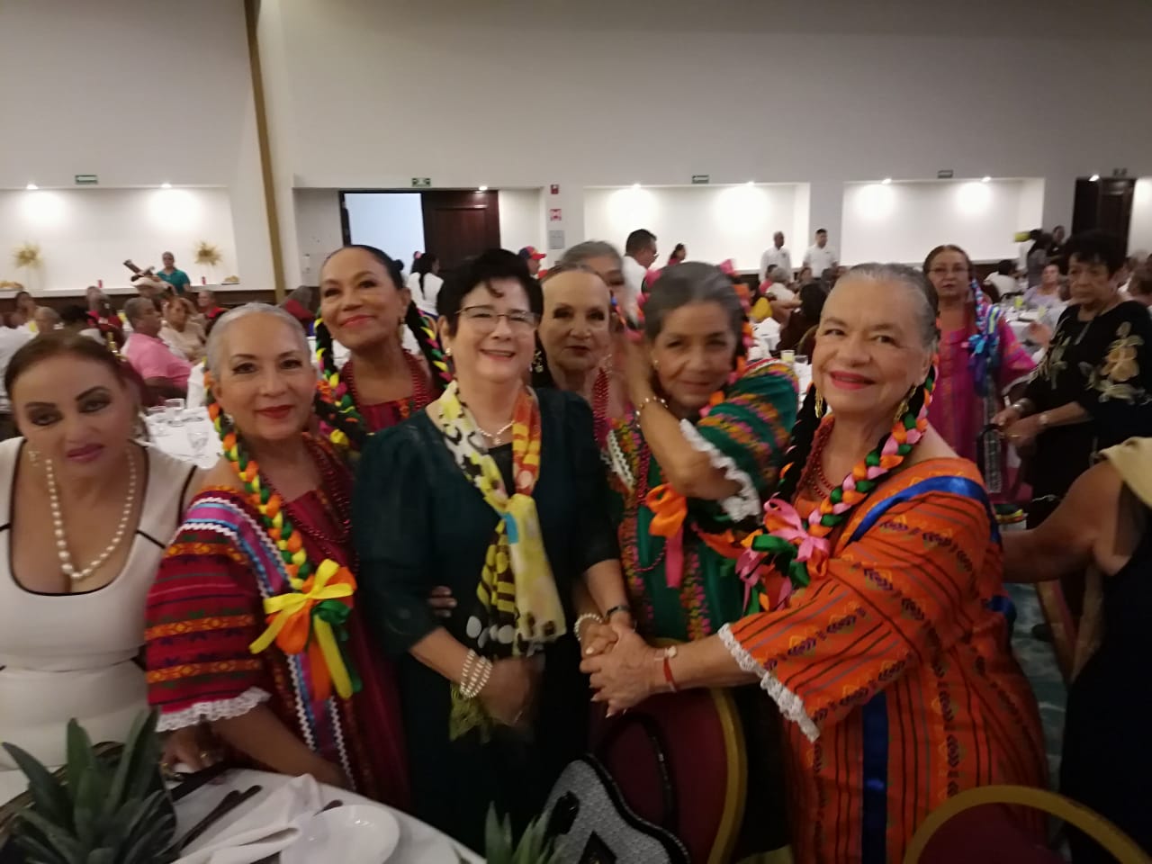 Mujeres adultas mayores en evento del DIF