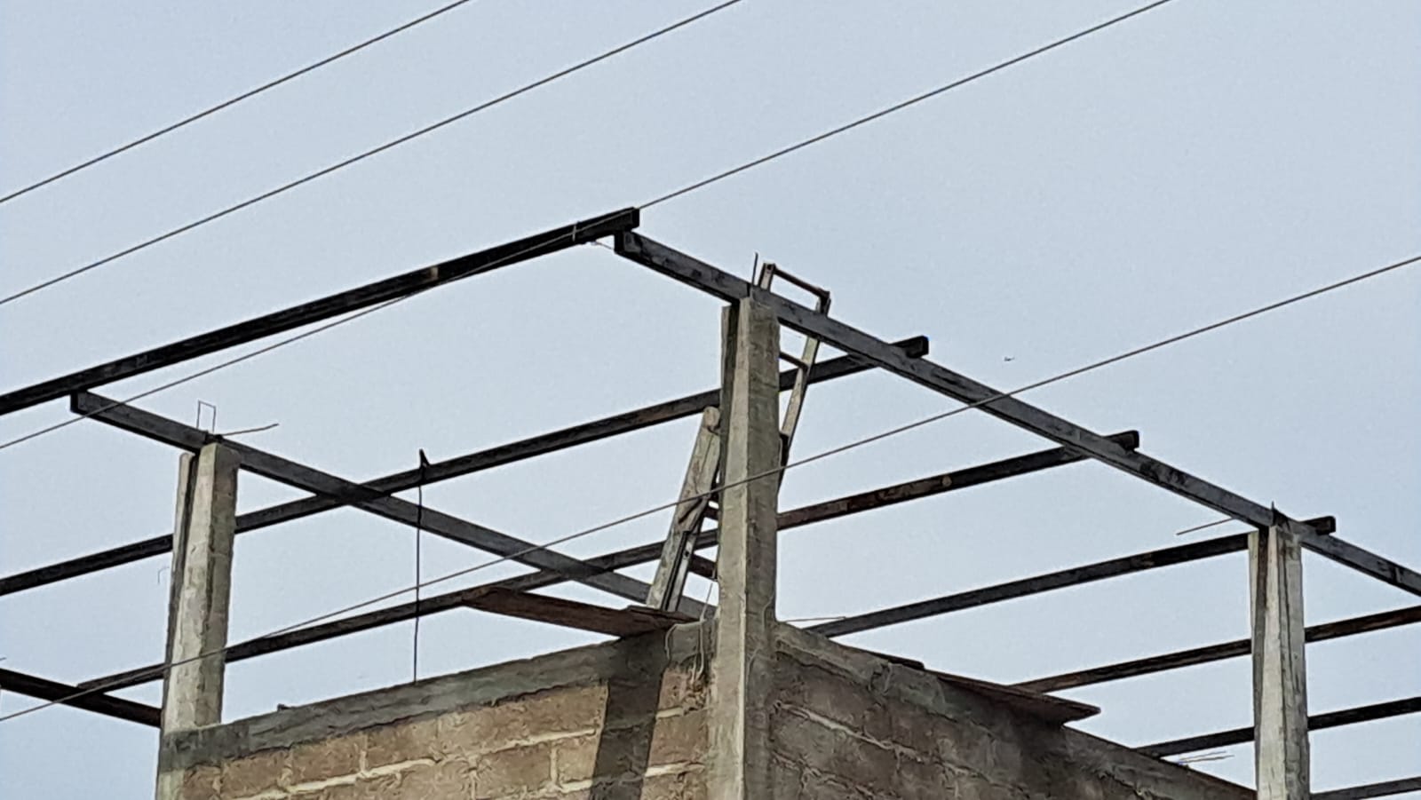 Cables de alta tensión en la colonia Vista del Palmar.