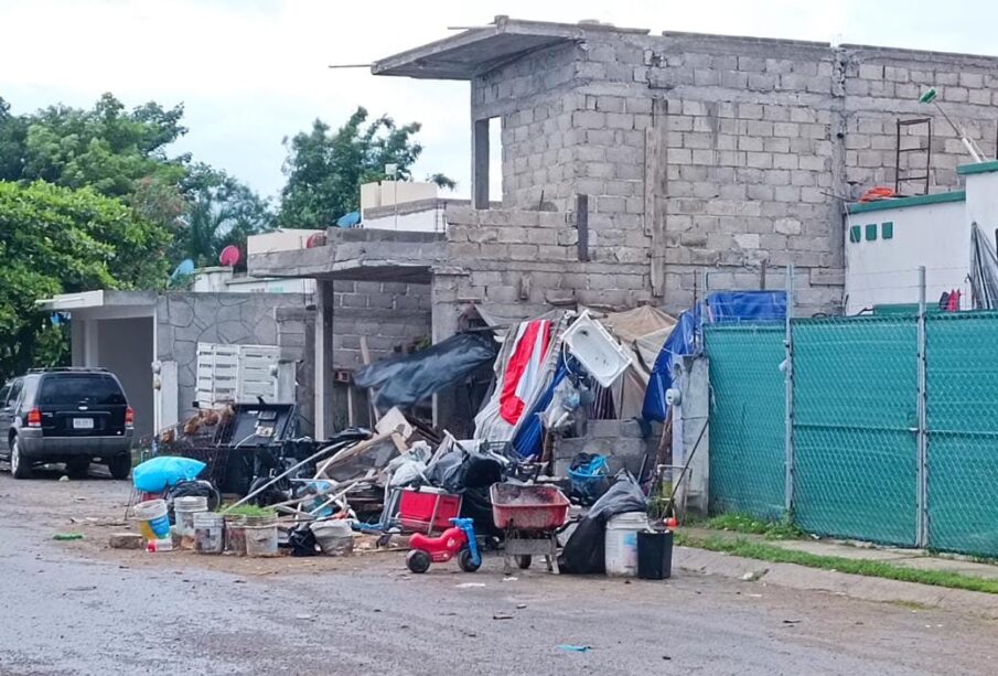 Calle con basura acumulada