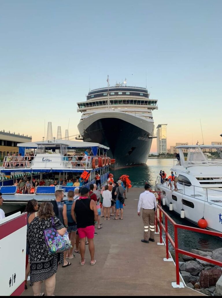 Crucero y embarcación en puerto