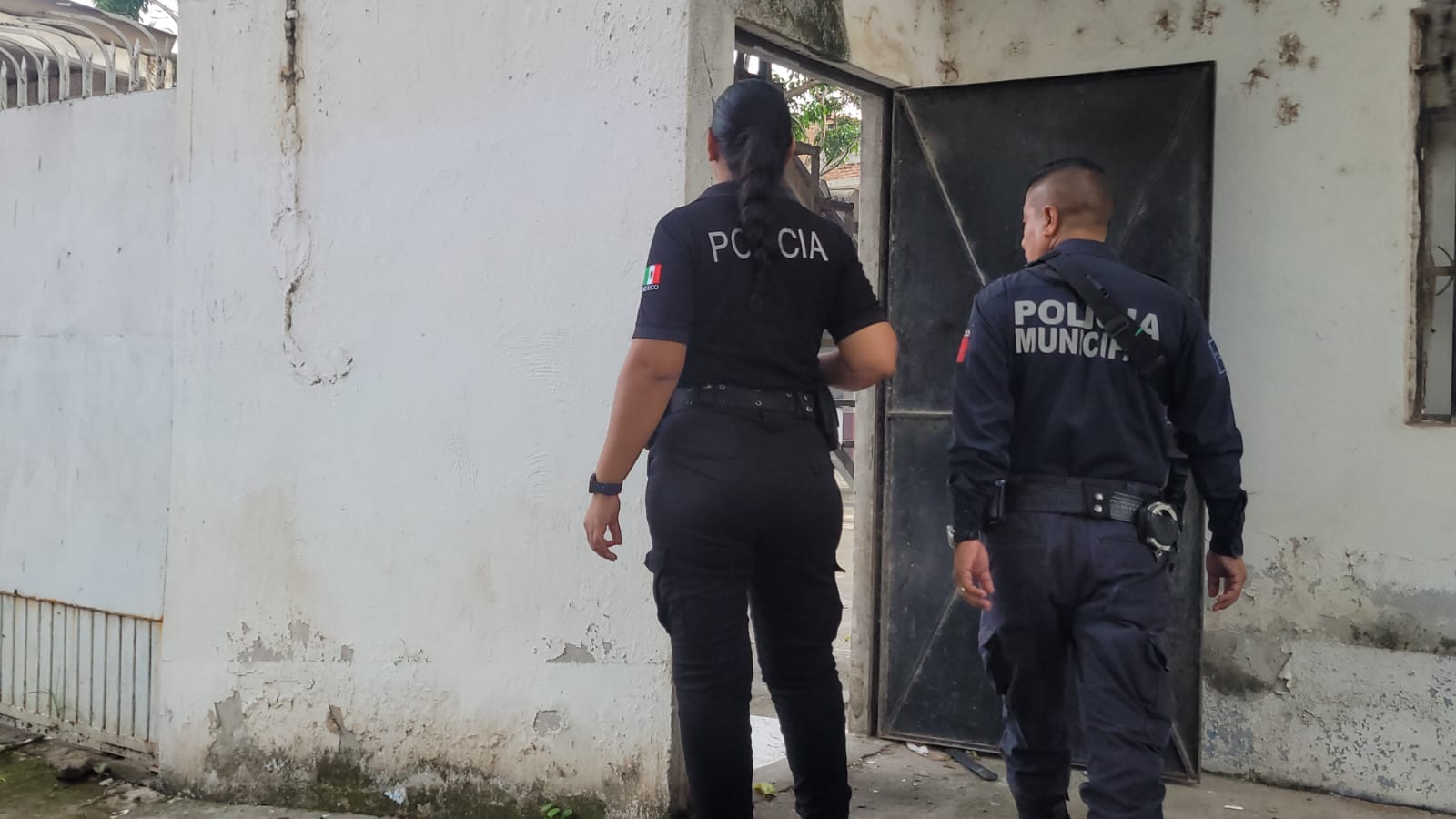 Policías entrando a una farmacia en la colonia Aralias.