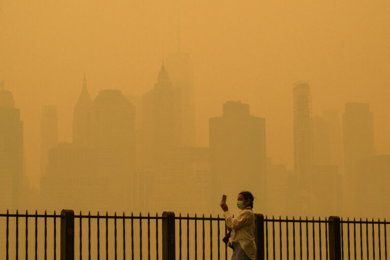 Cielo lleno de humo por incendios forestales