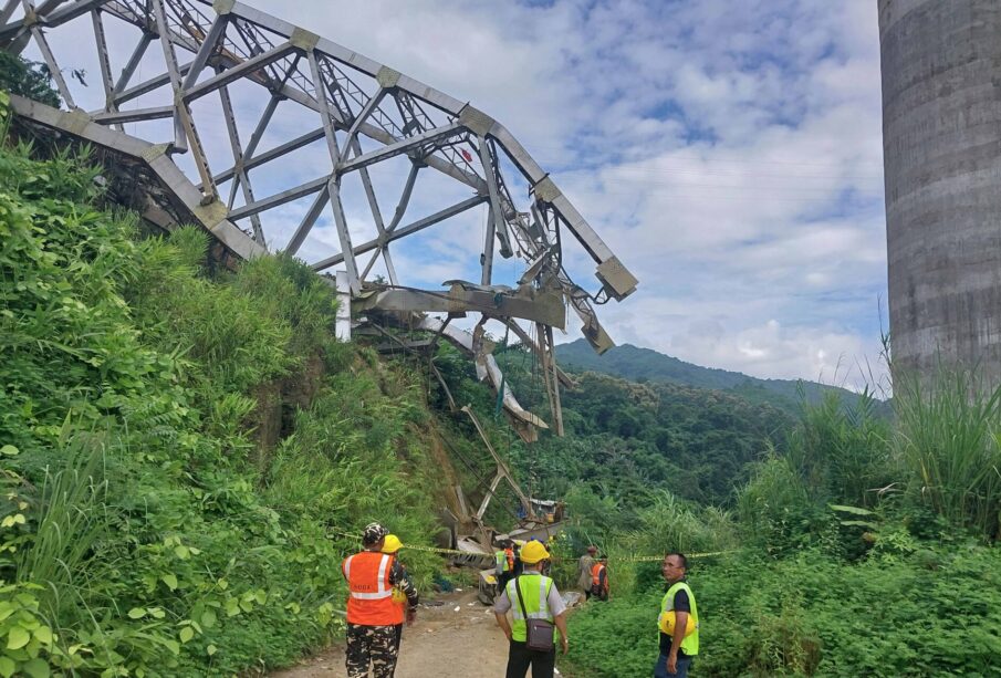 Elementos de emergencia en sitio de puente derrumbado