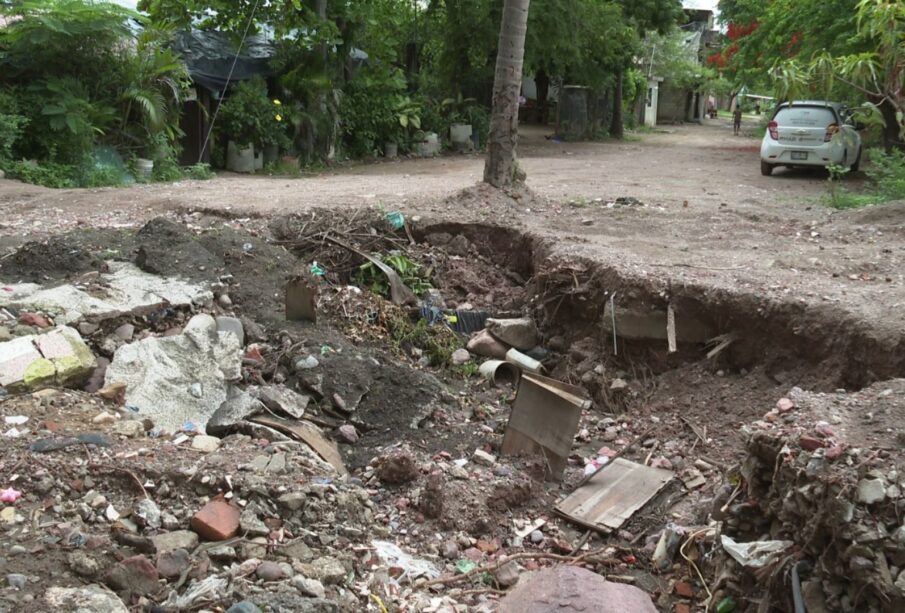 Enorme socavón en colonia Garza Blanca.