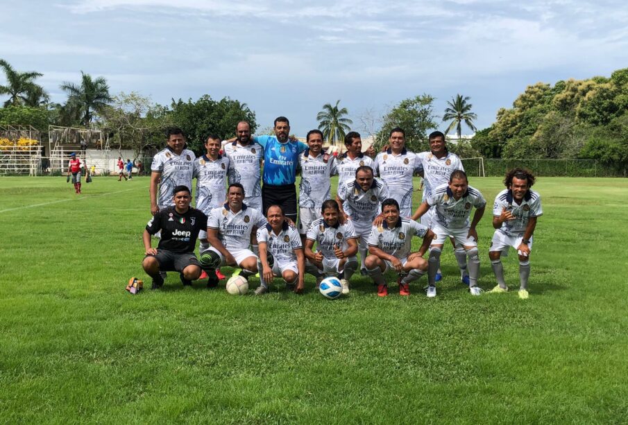 Equipo de futbol posando en cancha