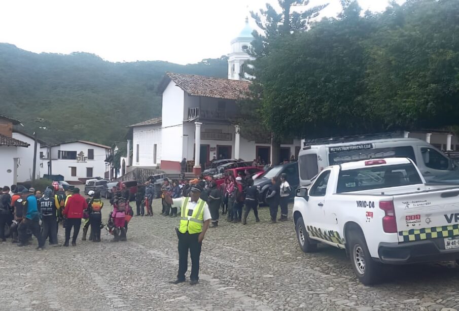 Policías de transito junto a grupo de personas.