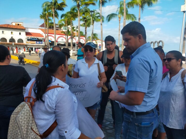 Manifestantes exigiendo agua limpia