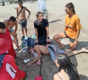 Corrientes de retorno arrastraron a dos personas, fueron rescatados por guardavidas en Nuevo Nayarit