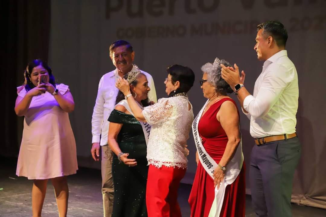 Alcalde y su esposa coronando a Bella Santana.