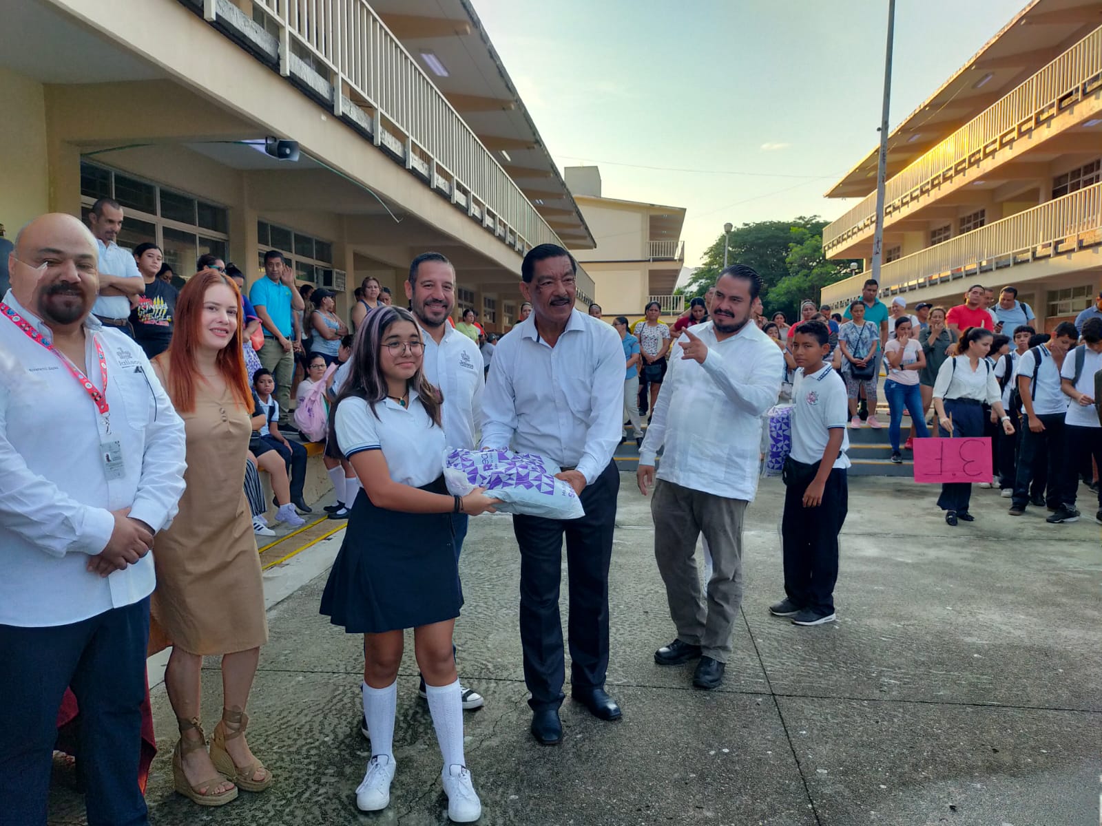 Alumna de escuela secundaria recibiendo útiles escolares.