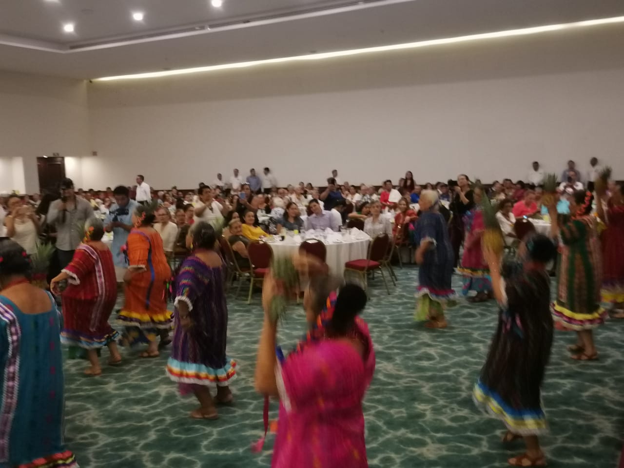 Adultos mayores celebrando su día en evento