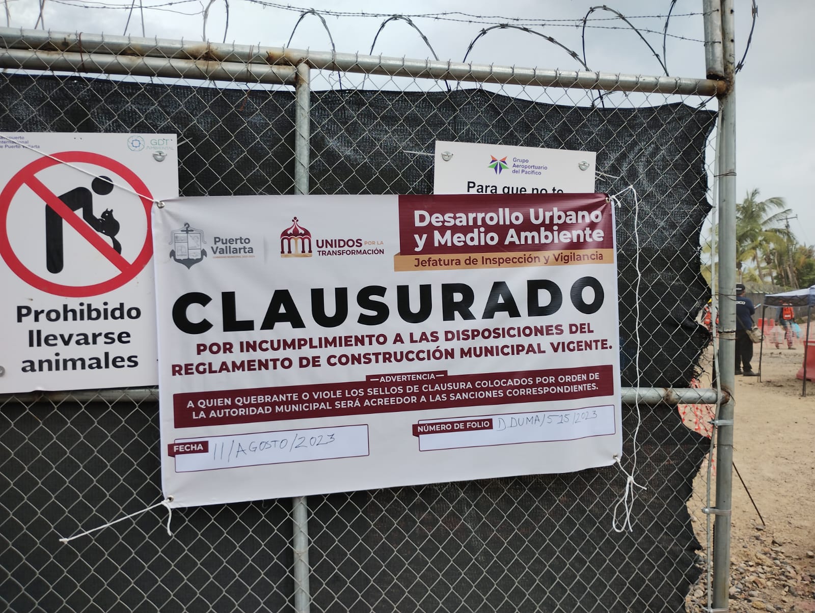 Letrero de clausura del segundo edificio del Aeropuerto Internacional de Puerto Vallarta.