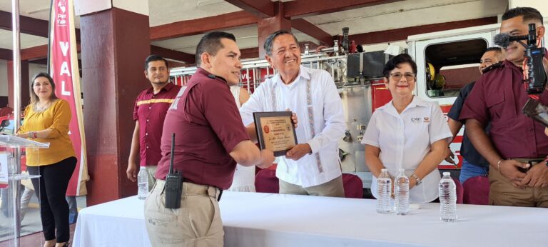 Michel entrega reconocimiento a bombero