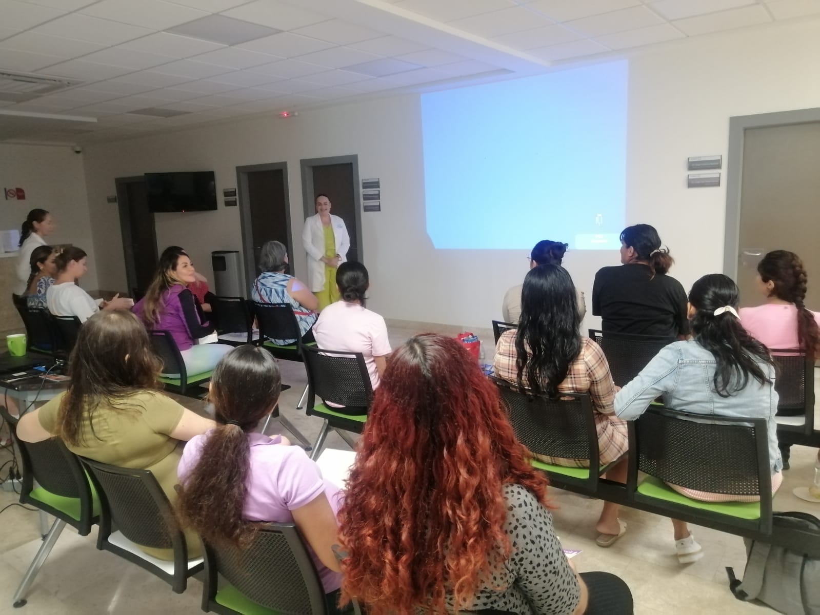 Mujeres en la jornada de lactancia materna en Hospital Puerto Vallarta.