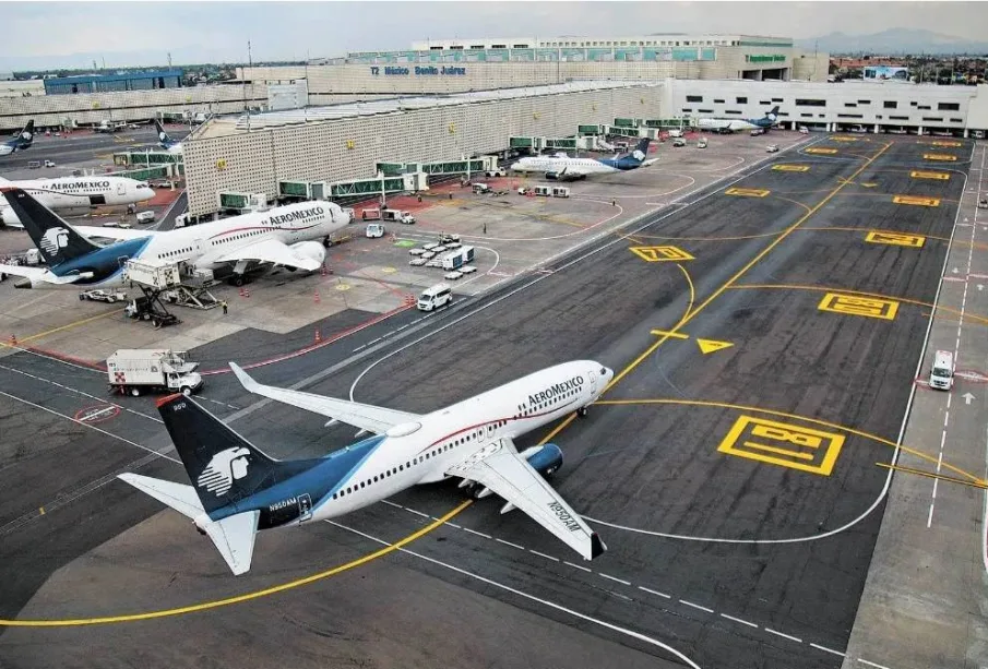 Aviones en pista del AICM