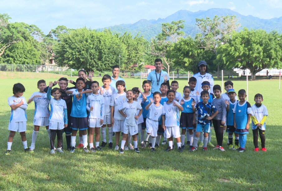 Niños en Academia Tritones.